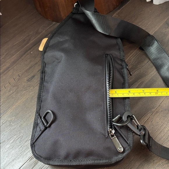 True Religion Yeta Sling Crossbody,3 zip compartments,credit card slots - Picture 4 of 16